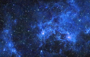 Infográfico de energia solar atingindo o campo eletromagnético da Terra, ilustrando os sintomas da tempestade solar e recalibração do sistema humano